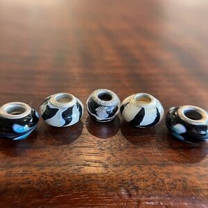 Bundle of black and tan beads